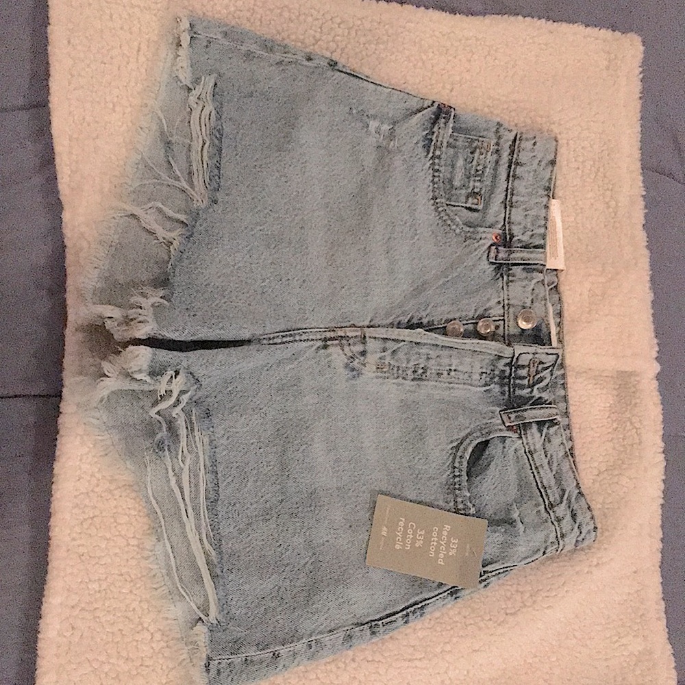 NWT H & M Jean Shorts size us4/ 36 EUR see all pictures